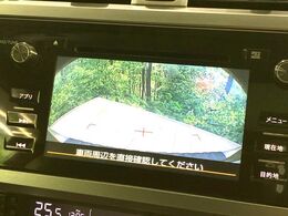 【バックカメラ】駐車時に後方がリアルタイム映像で確認できます。大型商業施設や立体駐車場での駐車時や、夜間のバック時に大活躍！運転スキルに関わらず、今や必須となった装備のひとつです！