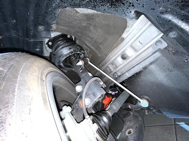 お車を安心してお乗りいただく為には、足回りの定期点検が欠かせません。サービスサポート（有償保証）では無料点検もご提供しており、安心のカーライフをお過ごしいただけるサポート体制が整っています。