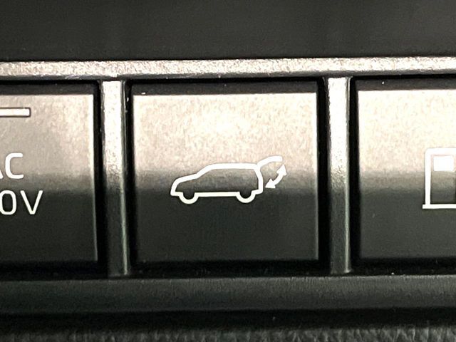 【パワーバックドア】スマートキーや運転席のボタンを押すだけでリアゲートが自動で開閉します！荷物を持っている時や、高い位置にあるバックドアを閉める際に便利な機能です♪