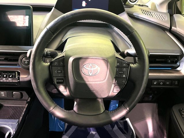 【ステアリングヒーター】冬場に冷たくなりやすい革巻きステアリングを、スイッチ一つで素早く適温に！エアコンよりも早く温まってくれるので、寒い日の運転も快適になりますね♪