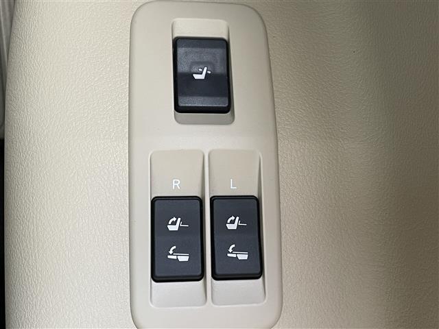【電動格納サードシート】3列目の座席がボタン一つで床下に格納することも復元することも可能となっています！