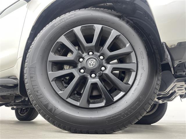 【純正18インチマットブラック塗装アルミホイール】マットブラック塗装された、純正のアルミホイールです！足回りもおしゃれに決まってます♪