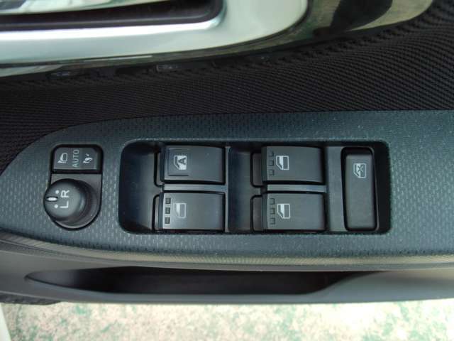 運転しながら操作しやすいように各種ボタンが設置されています♪ストレスのない快適なドライブに必須です！