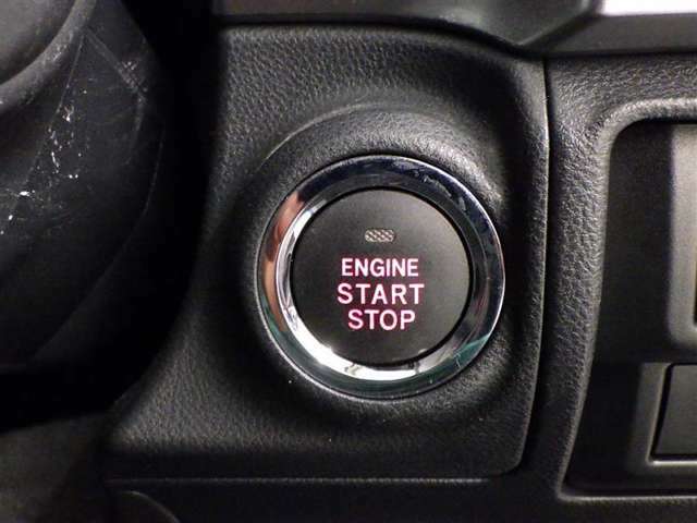ブレーキを踏みながらボタンを押すだけでエンジンがかかります
