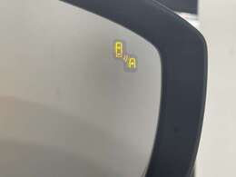 【ブラインドスポットモニター】隣車線上の側方および後方から接近する車両を検知すると、検知した側のドアミラーのインジケーターが点灯。その状態でウインカーを出すと、インジケーターの点滅と警報音で警告します