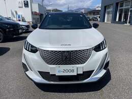 プジョー、シトロエンともに最新のショールームを備え、ショールーム前には常時7台前後の中古車を展示しております。