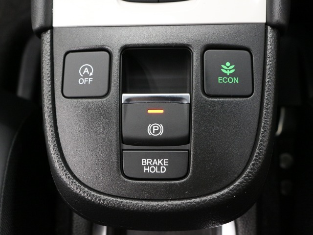 【電子パーキングブレーキ】電子制御のパーキングブレーキと、信号待ちや渋滞に便利なオートブレーキホールドを装備しております。ブレーキペダルから足を離しても自動的に停車状態を保持してくれる便利な機能です