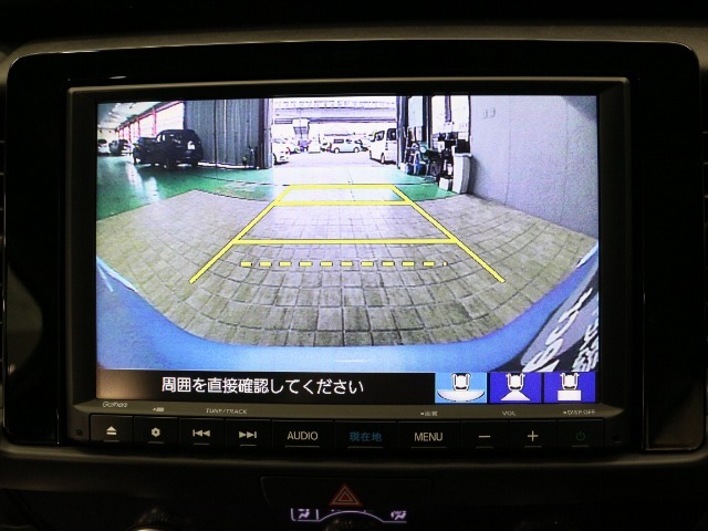 【バックカメラ】駐車時に後方がリアルタイム映像で確認できます。大型商業施設や立体駐車場での駐車時や、夜間のバック時に大活躍！運転スキルに関わらず、今や必須となった装備のひとつです！