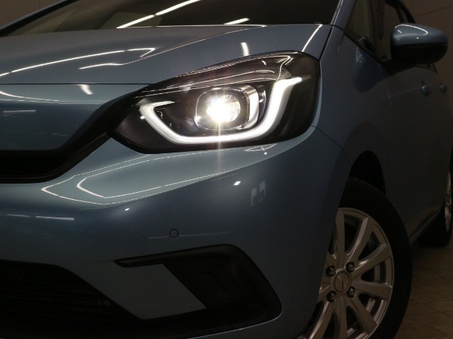 【LEDヘッドライト】悪天候や夜間走行時も良好な視界を確保し安心して運転できる高輝度LEDヘッドライトを装備！点灯速度が早く、消費電力も抑えられています！！