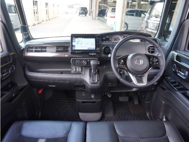 ◆視界広々で非常に運転しやすくロングドライブでも疲れを感じさせないすっきりとまとまったインパネ周りです。