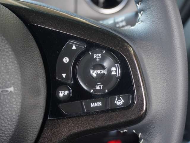 ◆アダプティブクルーズコントロール◆予め設定した車速内でクルマが自動的に加減速。前走車との適切な車間距離を維持しながら追従走行します。【LKAS】車線維持支援システムでステアリング操作を支援。