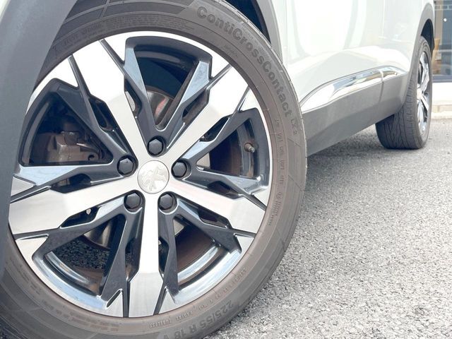 ●純正18インチアルミホイール：輸入車ならではの卓越した走りを支えるホイールと足回りです！日本車の走りに慣れている方にもぜひ体感して頂きたいほど、高いレベルでまとまっています！