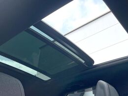 ●サンルーフ：開放感たっぷりの希少装備、サンルーフが装着されています！車内に明かりを取り入れたり景色を楽しむ以外にも、車内の空気も簡単に換気できて快適です！