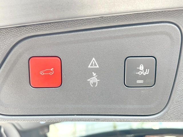 ●電動リアゲート：ワンタッチでリアゲートの開閉ができ、荷物などで両手が塞がっている状態でも簡単に開閉ができる便利機能です。