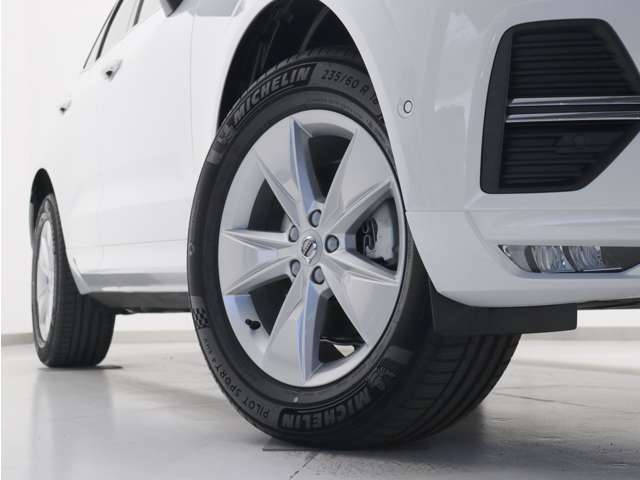 5スポーク7.5J×18インチシルバーアルミホイール。衝突回避・被害軽減ブレーキシステムやパイロット・アシストなど、数多くの先進安全・運転支援機能を標準装備。