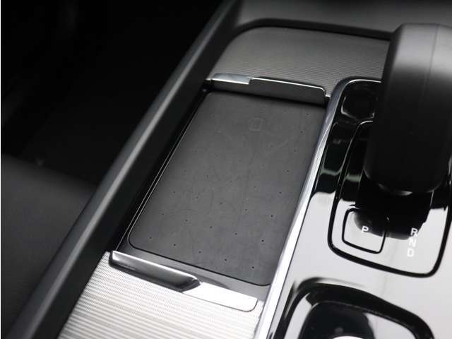 対応機種のスマートフォンを、トンネルコンソールの下のラバープレートに置いておくだけで充電可能。センターディスプレイの機能ビューを使用して、充電プレートのオンとオフを切り替えることができます。
