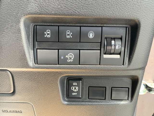 【両側電動スライドドア】狭い場所でもドアを全開にでき、チャイルドロックを使っても運転席のスイッチを操作するだけでドアの開け閉めが可能です