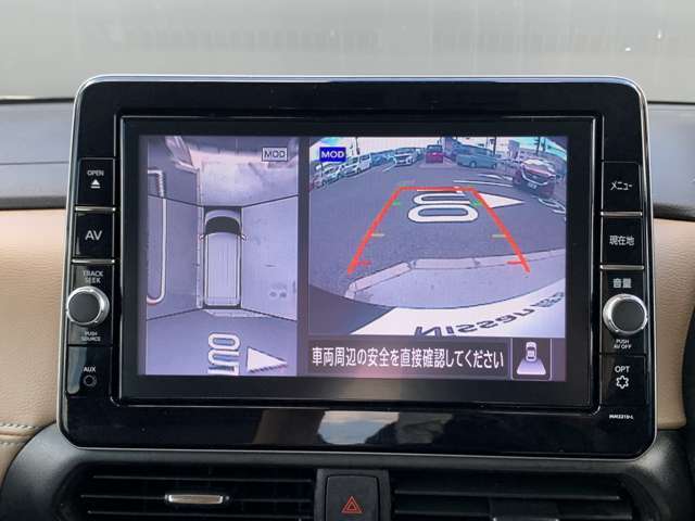 【全周囲カメラ】クルマの真上から見ているかのような映像が見れるので、駐車が苦手な方には特にうれしい装備です♪