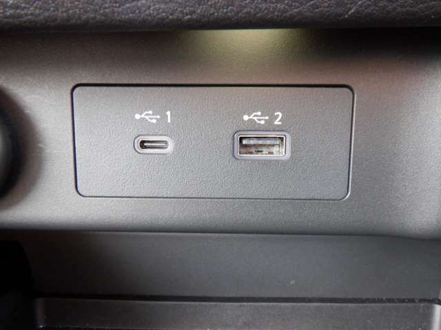 USB電源ソケット（タイプA 1個、タイプC 1個）を装備しています。