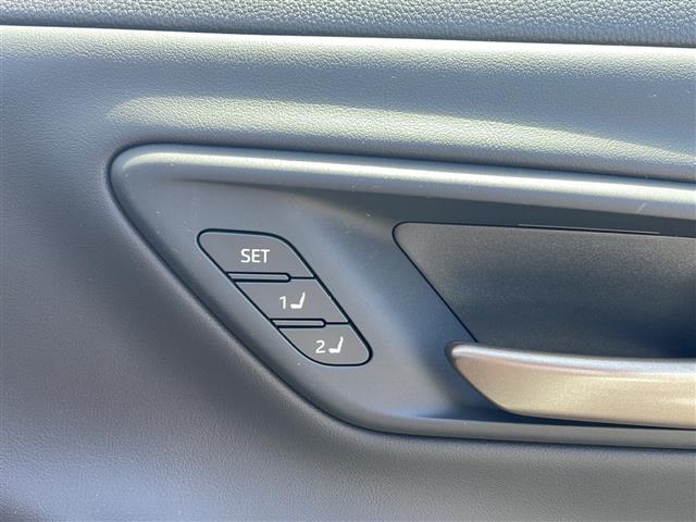 運転席の画像です。店舗にて現車の確認もいただけますので、お電話で在庫のご確認の上是非ご来店くださいませ！！！