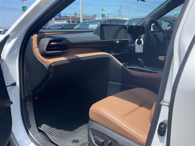 助手席の画像です。助手席も広々お乗りいただけます。店舗にて現車の確認もいただけますので、お電話で在庫のご確認の上是非ご来店くださいませ！！！ワクワクするクルマ選びをご提案します！
