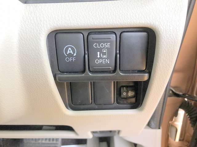 自動ドアのスイッチも運転席にあり安全確認をしながらの操作が出来ます。挟み込み防止もあり小さなお子様がいても安心です！