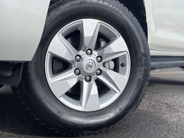【純正17インチアルミホイール】外観にマッチした純正アルミホイールを装着しております。各種社外アルミホイールや、スタッドレスタイヤも取扱いしております。是非ご相談ください♪