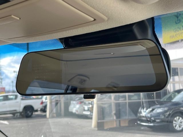 【デジタルインナーミラー】後席の大きな荷物や同乗者で後方が確認しづらい時でも安心！カメラが撮影した車両後方の映像をルームミラー内に表示。クリアな視界で状況の確認が可能です！