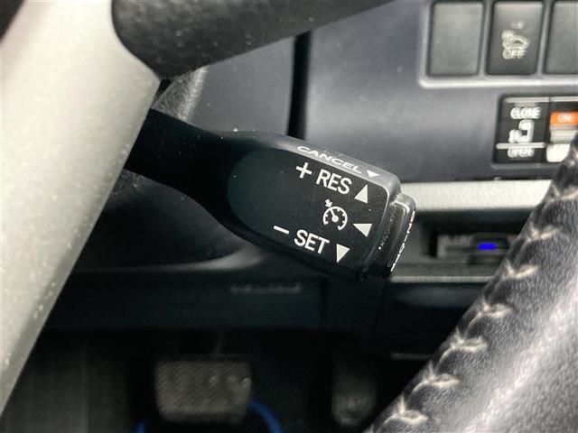 【　クルーズコントロール　】高速道路で便利なクルーズコントロールも装着済み。アクセルを離しても一定速度で走行ができる装備です。加速減速もスイッチ操作でOKです。