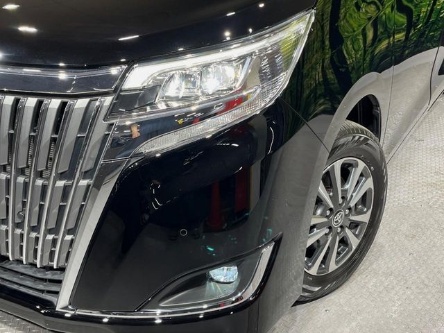 【LEDヘッドライト】悪天候や夜間走行時も良好な視界を確保し安心して運転できる高輝度LEDヘッドライトを装備！点灯速度が早く、消費電力も抑えられています。
