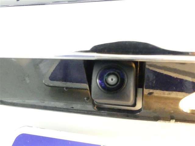 バックカメラが付いているので後方確認が非常にしやすいです。今や運転初心者も熟練者も必須装備！ついていて損はないですね♪