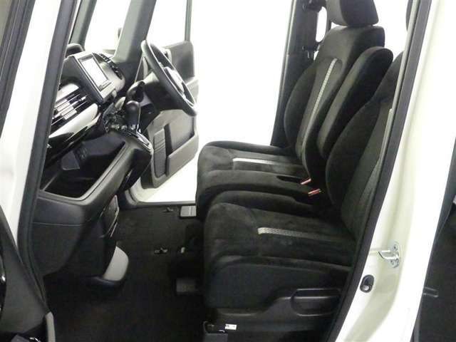 高いホールド性で運転姿勢が安定します。長距離ドライブでも疲れにくいのが魅力です。快適なドライビングライフをお送りください♪