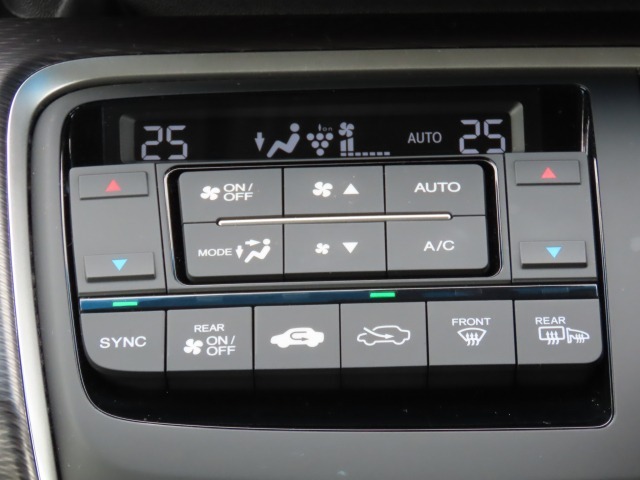 オートエアコンなので、スイッチひとつでオールシーズン快適に過ごすことができます。