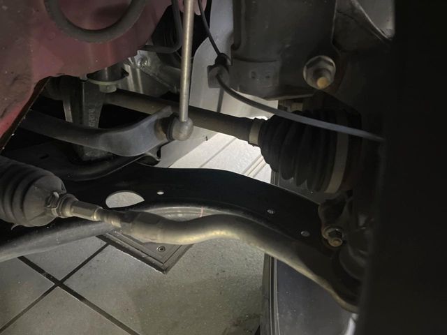 お車を安心してお乗りいただく為には、足回りの定期点検が欠かせません。サービスサポート（有償保証）では無料点検もご提供しており、安心のカーライフをお過ごしいただけるサポート体制が整っています。