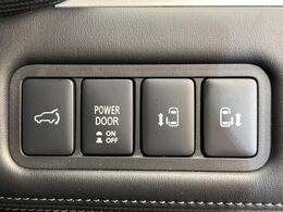 【両側パワースライドドア】スマートキーや運転席のスイッチで後席両側スライドドアの開閉が可能♪電動だから力を入れてドアを開ける必要が無く、小さなお子様でも簡単に開け閉めでき快適です♪