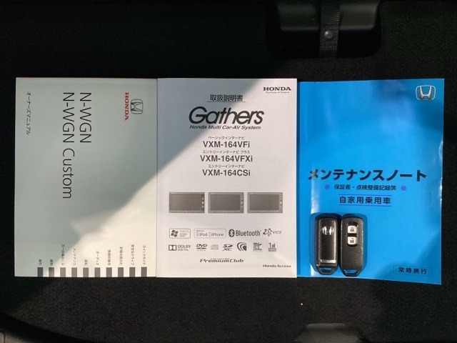 スマートキーは鍵をバッグに入れたままでもドアロックの開閉やエンジンのON・OFFができます。夜間や雨の日も鍵を探さなくて良いので便利です。