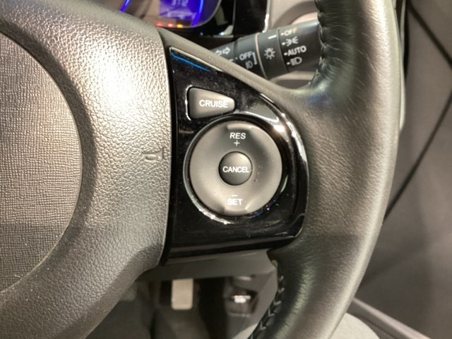 クルーズコントロールを装備しています。高速道路などで一定の速度で走ってくれるので運転が楽ですよ！速度を設定できますので、スピードの出しすぎにも注意できます。