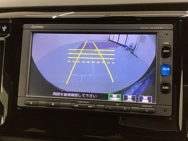 リバースギアに入れるだけで後方の表示へ切り替わります。夜間や雨の日の駐車も楽になりますよ。
