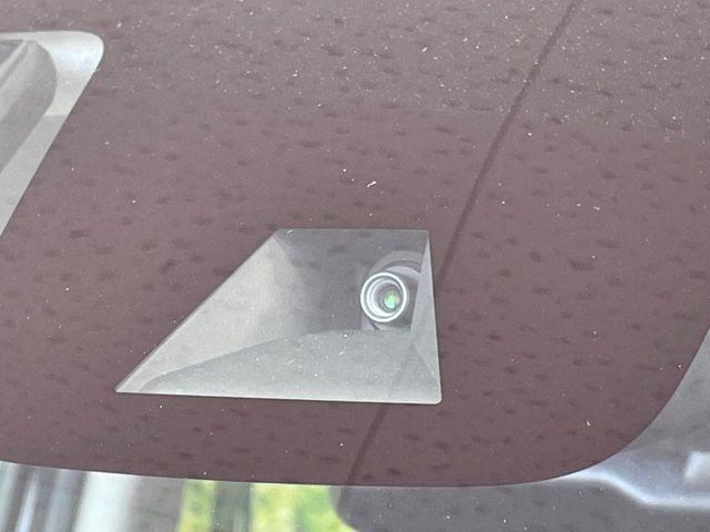 【エマージェンシーブレーキ】走行中に前方の車両等を認識し、衝突しそうな時は警報とブレーキで衝突回避と被害軽減をアシスト。より安全にドライブをお楽しみいただけます。