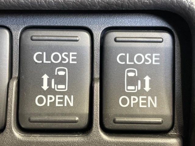 【両側パワースライドドア】スマートキーや運転席のスイッチで後席両側スライドドアの開閉が可能♪電動だから力を入れてドアを開ける必要が無く、小さなお子様でも簡単に開け閉めでき快適です♪