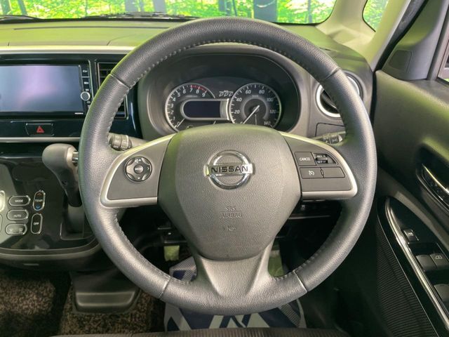 インテリアに合わせたデザインのステアリングは、運転される方のことも考え、運転しやすい形状、大きさです。是非一度、実際に触ってお確かめください。