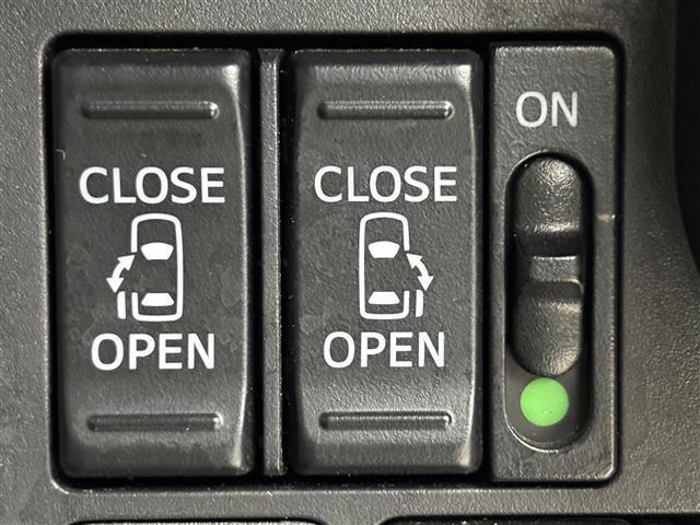 【両側パワースライドドア】小さなお子さまでもボタン一つで乗り降りラクラクです！両手に荷物を抱えている状態でもボタンを押せば自動で開閉するので、お買い物やお出かけの際にはとっても重宝します！