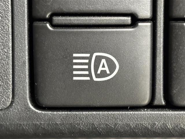 【アダプティブハイビームシステム（AHS）】先行車や対向車、街路灯などの明るさを判定し、常にハイビームの状態でも、照射される部分を自動制御で遮光してくれます！