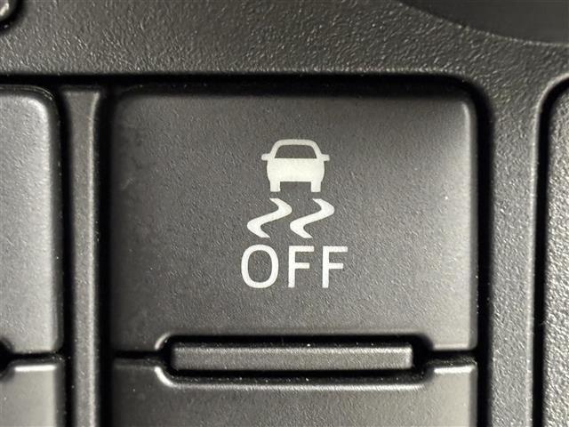 【横滑り抑制機能】雨や雪で滑りやすい路面などで横滑りが発生した時、ブレーキとエンジン出力を自動的にコントロールし、優れた車両安定性を実現します！