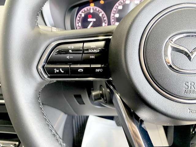 ステアリングから手を離さずに音楽などの音量調節、曲送り戻し、電話に出ることが出来ます！