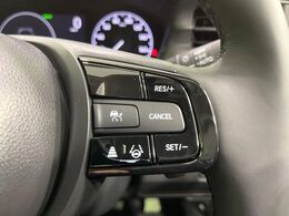 【アダプティブクルーズコントロール】高速道路での長距離走行が楽に！！自動で速度を保つクルーズコントロールが、衝突軽減システムと連携し、前方の車両を感知して車間を保つように速度調節してくれます！！