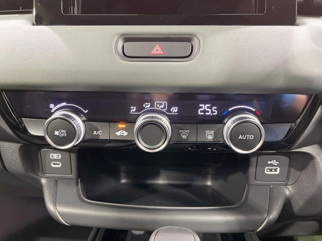 【オートエアコン】一度お好みの温度に設定すれば、車内の温度を検知し風量や温度を自動で調整。暑い…寒い…と何度もスイッチ操作をする必要はありません。快適な車内空間には必須の機能ですね♪