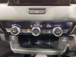 【オートエアコン】一度お好みの温度に設定すれば、車内の温度を検知し風量や温度を自動で調整。暑い…寒い…と何度もスイッチ操作をする必要はありません。快適な車内空間には必須の機能ですね♪