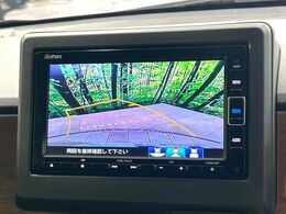 【バックカメラ】駐車時に後方がリアルタイム映像で確認できます。大型商業施設や立体駐車場での駐車時や、夜間のバック時に大活躍！運転スキルに関わらず、今や必須となった装備のひとつです！