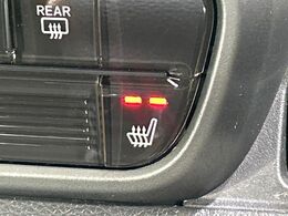 【シートヒーター】寒い日に重宝するシートヒーター！エアコンより早く温まってくれるので寒がりの人も安心ですね♪エアコンの温風は乾燥するから苦手、という方にもをおすすめです。